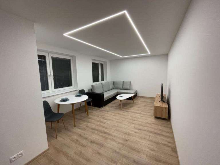 Elegantný odtieň drevenej podlahy