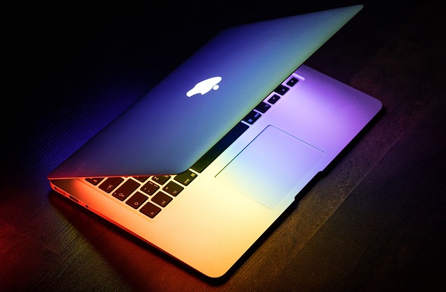barevný laptop